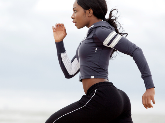 la photo est un femme effectuant une course elle reürösente dans le blog une clientes ayant une bonne röcupöration aprüs avoir effectuer une söance de detoxination