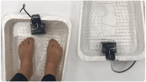 Comparatif animé IonCleanse : deux bassines côte à côte, avec et sans pieds, illustrant la répartition 30 pour cent chimie et 70 pour cent corps selon AMD